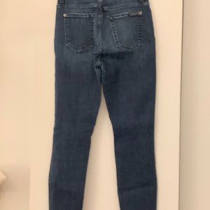 Skinny high-waisted jeans ripped at the knees